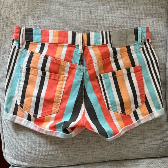 BCBGeneration size 27 striped shorts - Picture 2 of 6